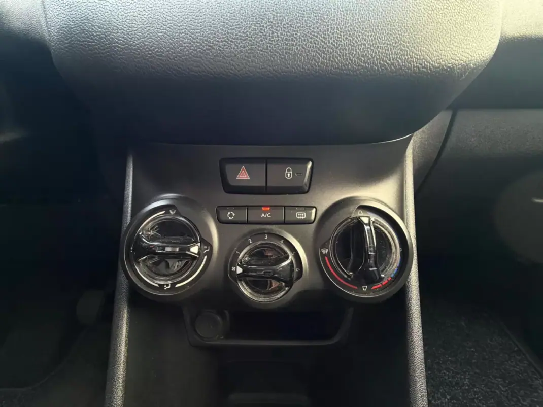 Peugeot 208 2014 - 9950 EUR, 141600 km - AUTO.MOTO.pt - 141600km - foto 12 de 19
