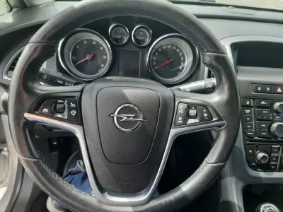 Opel Astra 2013 - 9900 EUR, 179980 km - AUTO.MOTO.pt - 179980km - foto 15 de 35