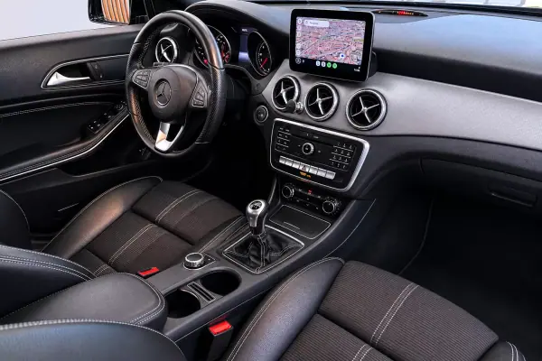 Mercedes-Benz CLA 180 2018 - 17900 EUR, 144082 km - AUTO.MOTO.pt - 144082km - foto 8 de 9