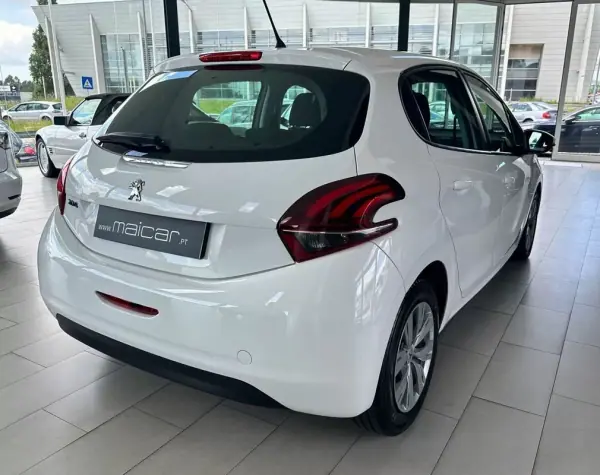 Peugeot 208 2018 - 11990 EUR, 141744 km - AUTO.MOTO.pt - 141744km - foto 18 de 21