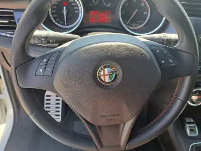 Alfa Romeo Giulietta 2012 - 8900 EUR, 195000 km - AUTO.MOTO.pt - 195000km - foto 30 de 40