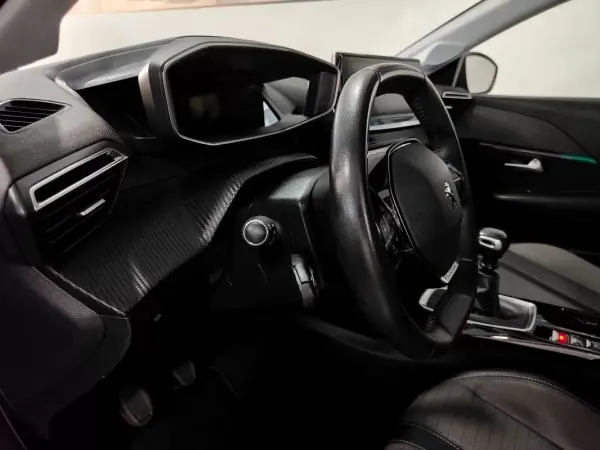 Peugeot 208 2021 - 13990 EUR, 57000 km - AUTO.MOTO.pt - 57000km - foto 28 de 35