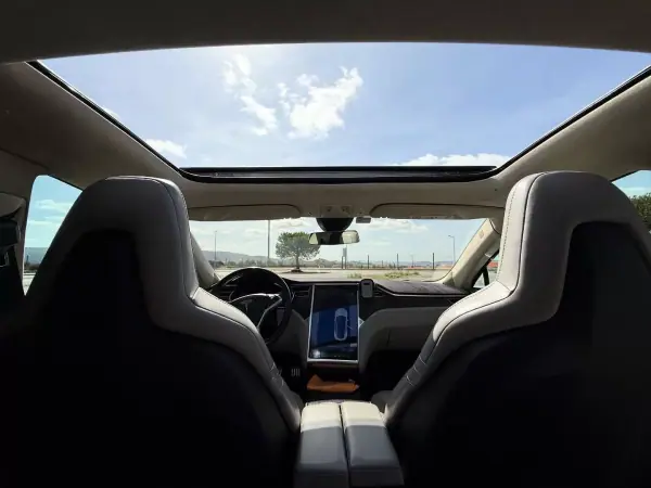 Tesla Model S 2015 - 27500 EUR, 162000 km - AUTO.MOTO.pt - 162000km - foto 16 de 21