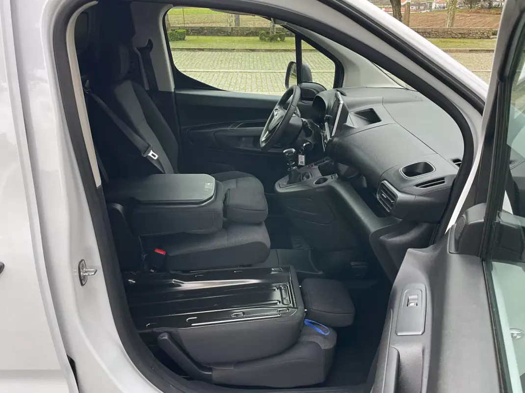 Opel Combo 2022 - 14450 EUR, 90000 km - AUTO.MOTO.pt - 90000km - foto 20 de 37