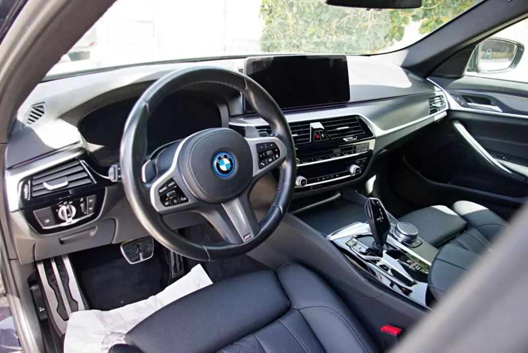 BMW 530e 2022 - 44900 EUR, 52332 km - AUTO.MOTO.pt - 52332km - foto 21 de 46
