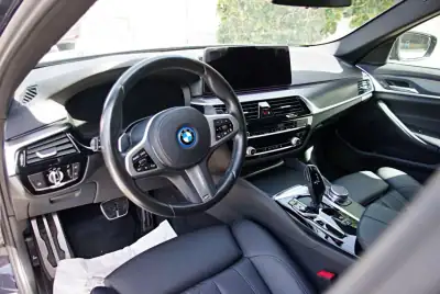 BMW 530e 2022 - 44900 EUR, 52332 km - AUTO.MOTO.pt - 52332km - foto 21 de 46