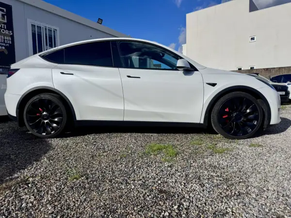 Tesla Model Y 2022 - 39990 EUR, 59000 km - AUTO.MOTO.pt - 59000km - foto 3 de 21