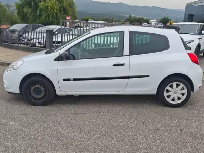 Renault Clio 2010 - 4000 EUR, 252000 km - AUTO.MOTO.pt - 252000km - foto 9 de 14