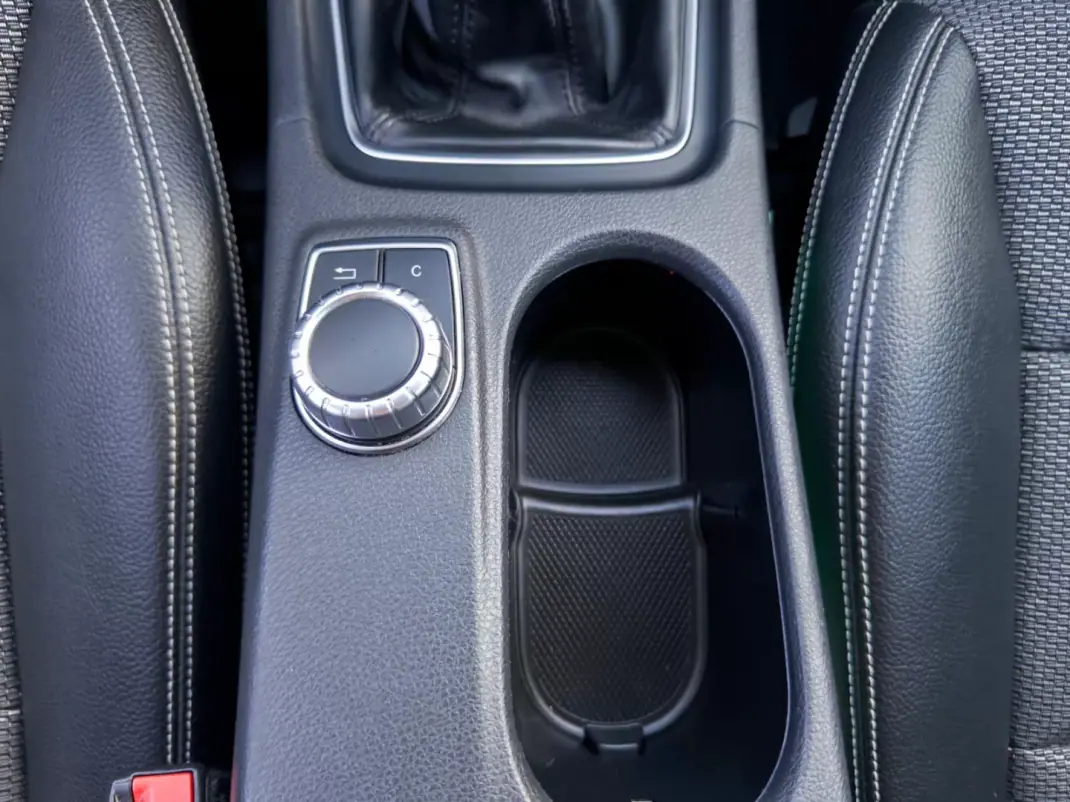 Mercedes-Benz CLA 180 2014 - 16990 EUR, 145000 km - AUTO.MOTO.pt - 145000km - foto 24 de 32