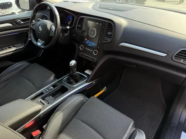 Renault Mégane Sport Tourer 2019 - 15500 EUR, 156000 km - AUTO.MOTO.pt - 156000km - foto 14 de 14