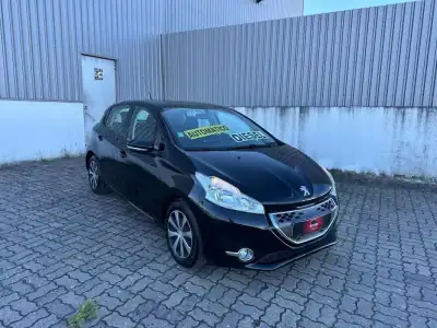 Peugeot 208 2013 - 10990 EUR, 129992 km - AUTO.MOTO.pt - 129992km - foto 3 de 17