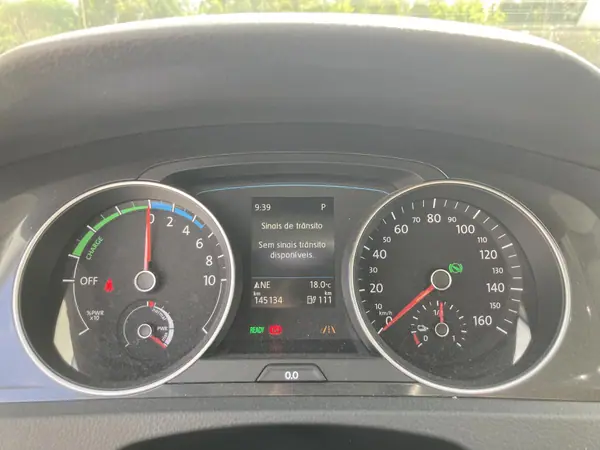 Volkswagen e-Golf 2017 - 14900 EUR, 180000 km - AUTO.MOTO.pt - 180000km - foto 16 de 25