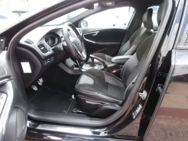 Volvo V40 2017 - 16800 EUR, 170641 km - AUTO.MOTO.pt - 170641km - foto 11 de 41
