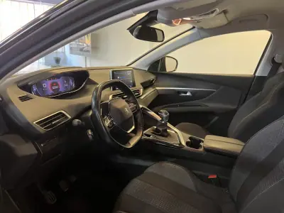 Peugeot 3008 2019 - 13990 EUR, 110000 km - AUTO.MOTO.pt - 110000km - foto 14 de 27
