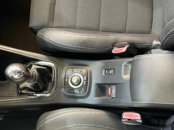 Renault Mégane Coupe 2014 - 9750 EUR, 182000 km - AUTO.MOTO.pt - 182000km - foto 40 de 44