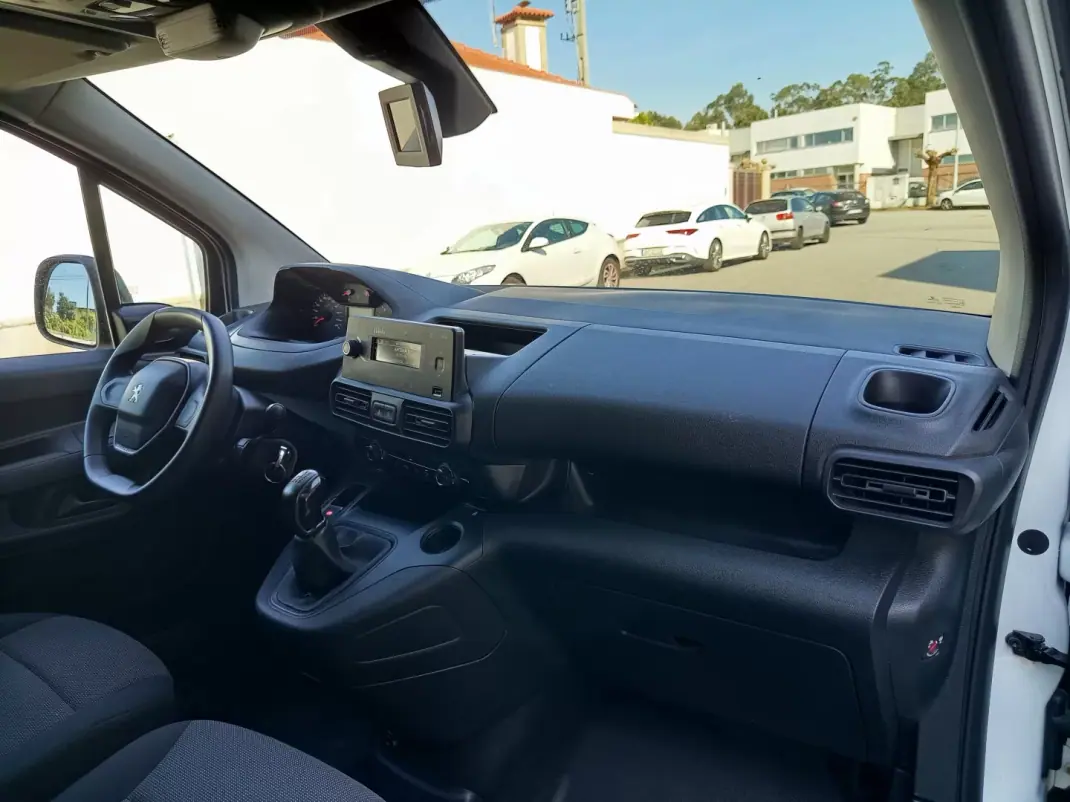 Peugeot Partner 2019 - 12990 EUR, 91000 km - AUTO.MOTO.pt - 91000km - foto 12 de 16