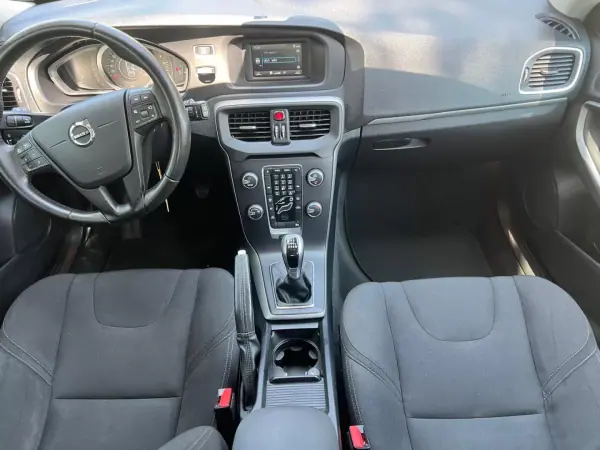 Volvo V40 2017 - 15900 EUR, 120000 km - AUTO.MOTO.pt - 120000km - foto 11 de 39