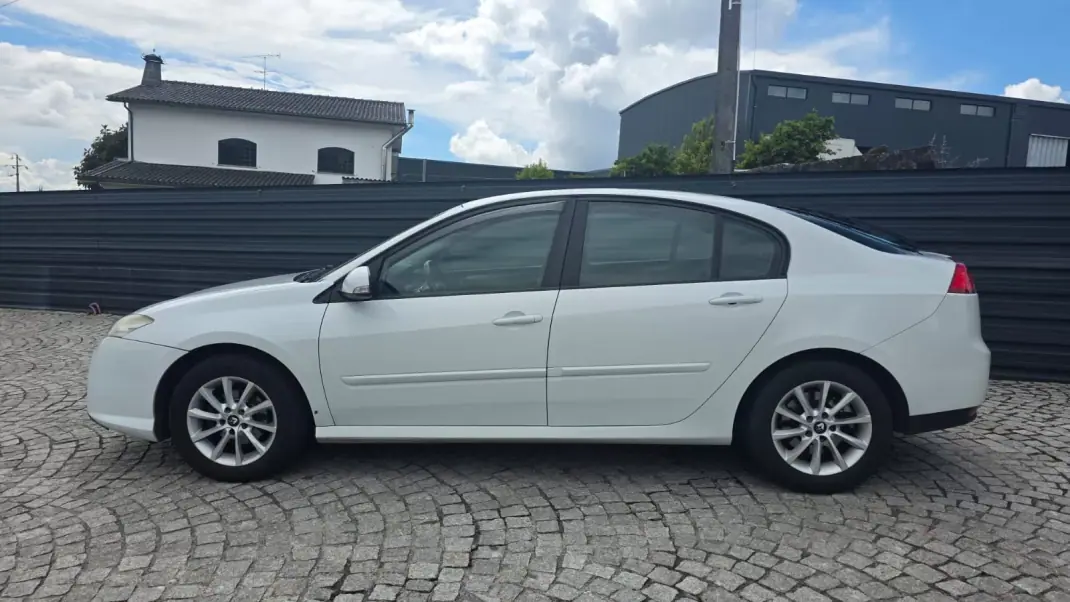 Renault Laguna 2007 - 4490 EUR, 213000 km - AUTO.MOTO.pt - 213000km - foto 2 de 16
