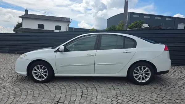 Renault Laguna 2007 - 3490 EUR, 213000 km - AUTO.MOTO.pt - 213000km - foto 2 de 16