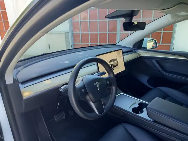 Tesla Model Y 2022 - 35750 EUR, 78615 km - AUTO.MOTO.pt - 78615km - foto 13 de 21