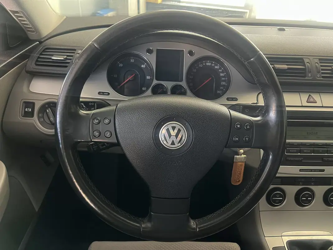 Volkswagen Passat Variant 2008 - 8900 EUR, 221737 km - AUTO.MOTO.pt - 221737km - foto 8 de 24