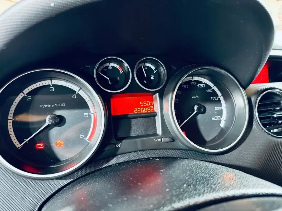 Peugeot 308 2012 - 6450 EUR, 226882 km - AUTO.MOTO.pt - 226882km - foto 18 de 20