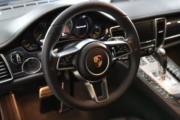Porsche Panamera 2016 - 53900 EUR, 92706 km - AUTO.MOTO.pt - 92706km - foto 10 de 41