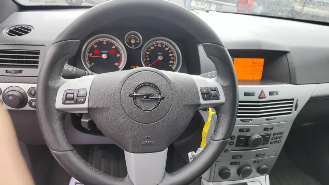 Opel 2010 - 5580 EUR, 219987 km - AUTO.MOTO.pt - 219987km - foto 9 de 20