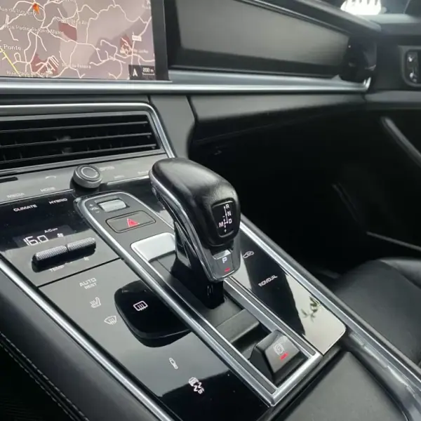 Porsche Panamera Sport Turismo 2019 - 69990 EUR, 210000 km - AUTO.MOTO.pt - 210000km - foto 29 de 50