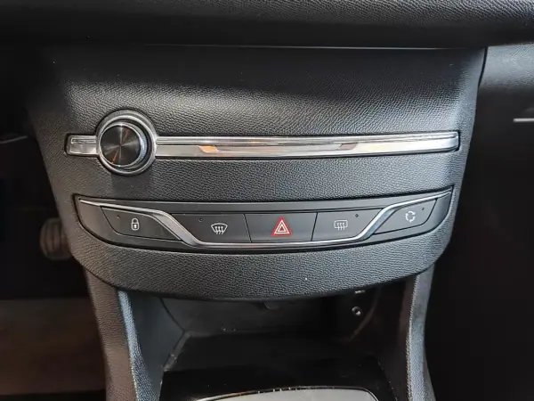 Peugeot 308 2014 - 9450 EUR, 199000 km - AUTO.MOTO.pt - 199000km - foto 29 de 32