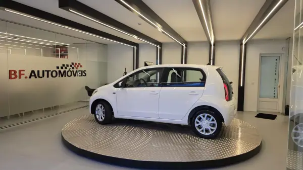 Volkswagen Cross Up! 2013 - 7750 EUR, 154338 km - AUTO.MOTO.pt - 154338km - foto 14 de 47