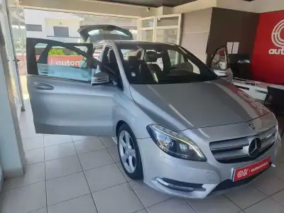 Mercedes-Benz B 180 2012 - 10990 EUR, 221000 km - AUTO.MOTO.pt - 221000km - foto 16 de 35