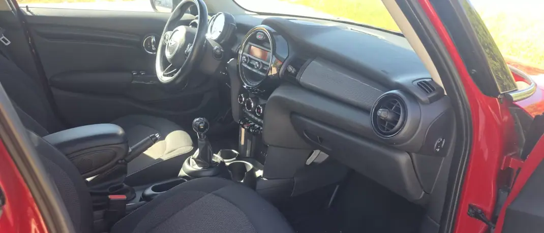 MINI One 2016 - 14900 EUR, 148000 km - AUTO.MOTO.pt - 148000km - foto 13 de 21