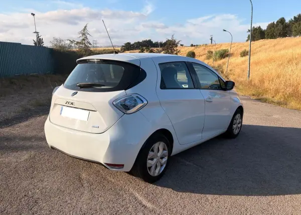 Renault Zoe 2019 - 9750 EUR, 120000 km - AUTO.MOTO.pt - 120000km - foto 4 de 7