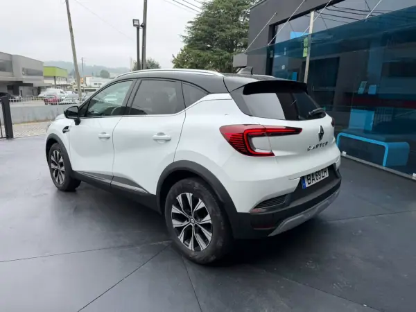 Renault Captur 2023 - 17900 EUR, 70999 km - AUTO.MOTO.pt - 70999km - foto 4 de 14