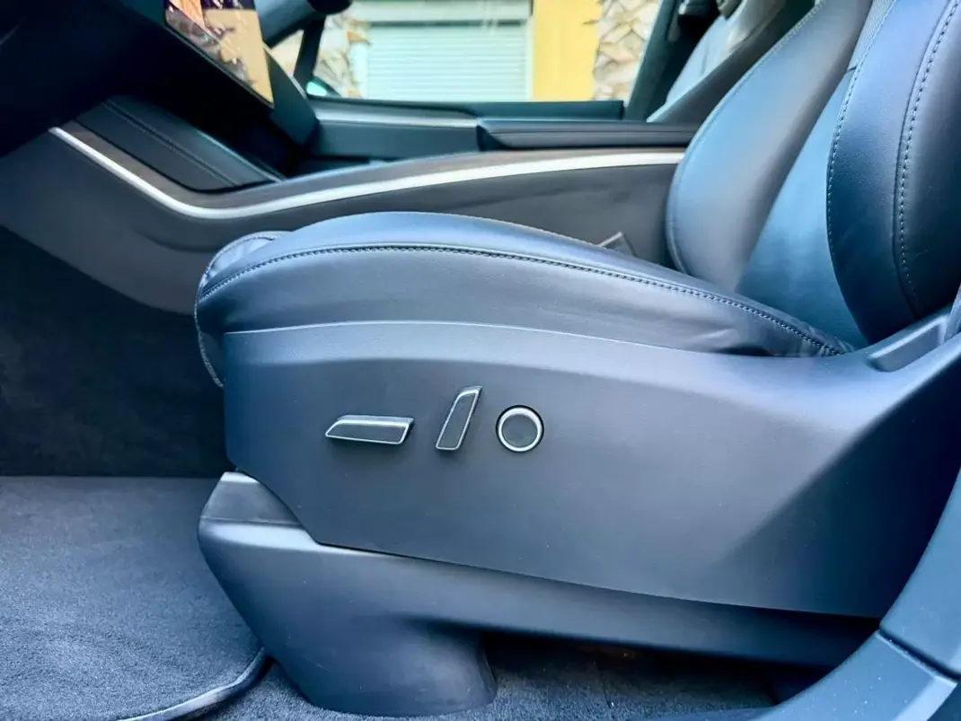 Tesla Model X 2023 - 81890 EUR, 49000 km - AUTO.MOTO.pt - 49000km - foto 23 de 47