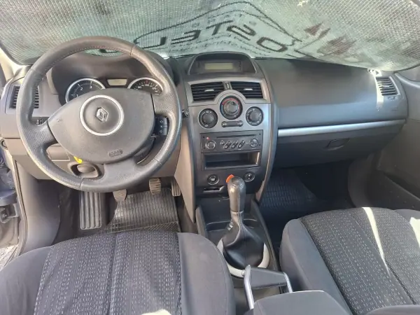 Renault Mégane 2006 - 2700 EUR, 236305 km - AUTO.MOTO.pt - 236305km - foto 9 de 10