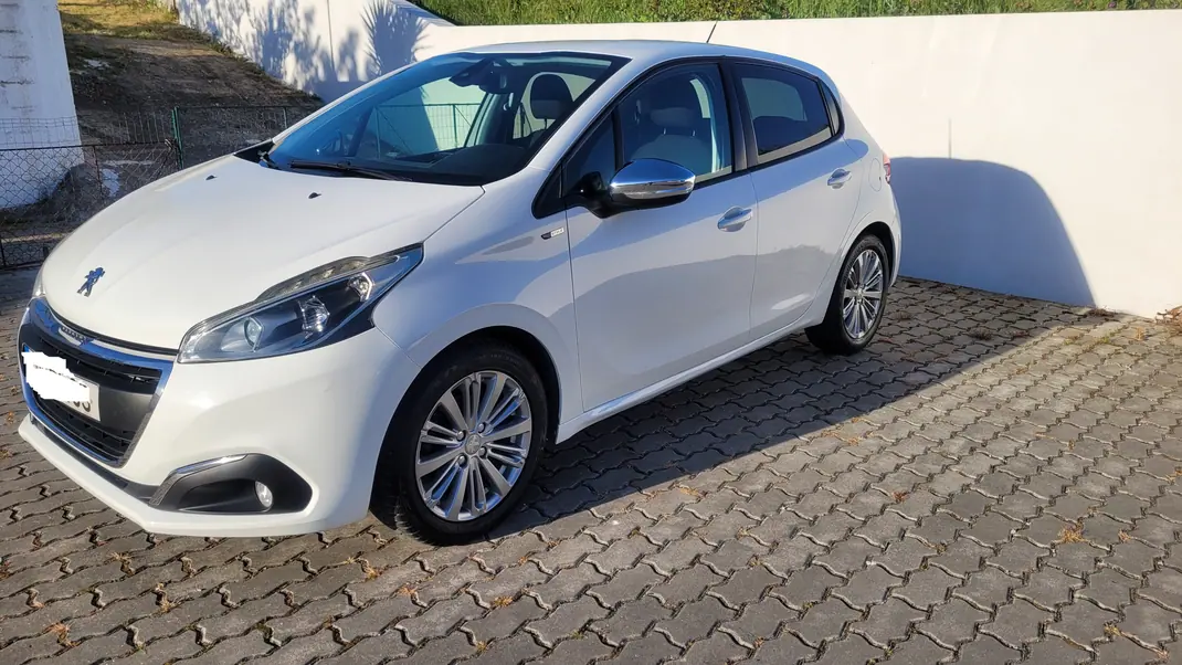 Peugeot 208 2016 - 7990 EUR, 83697 km - AUTO.MOTO.pt - 83697km - foto 1 de 10