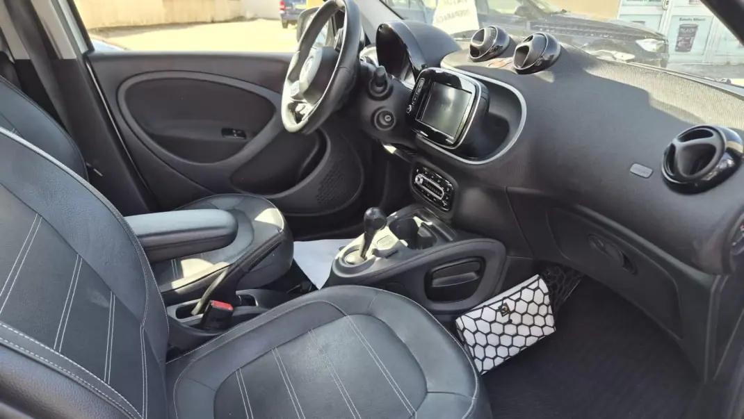 Smart ForFour 2018 - 12890 EUR, 75000 km - AUTO.MOTO.pt - 75000km - foto 6 de 12