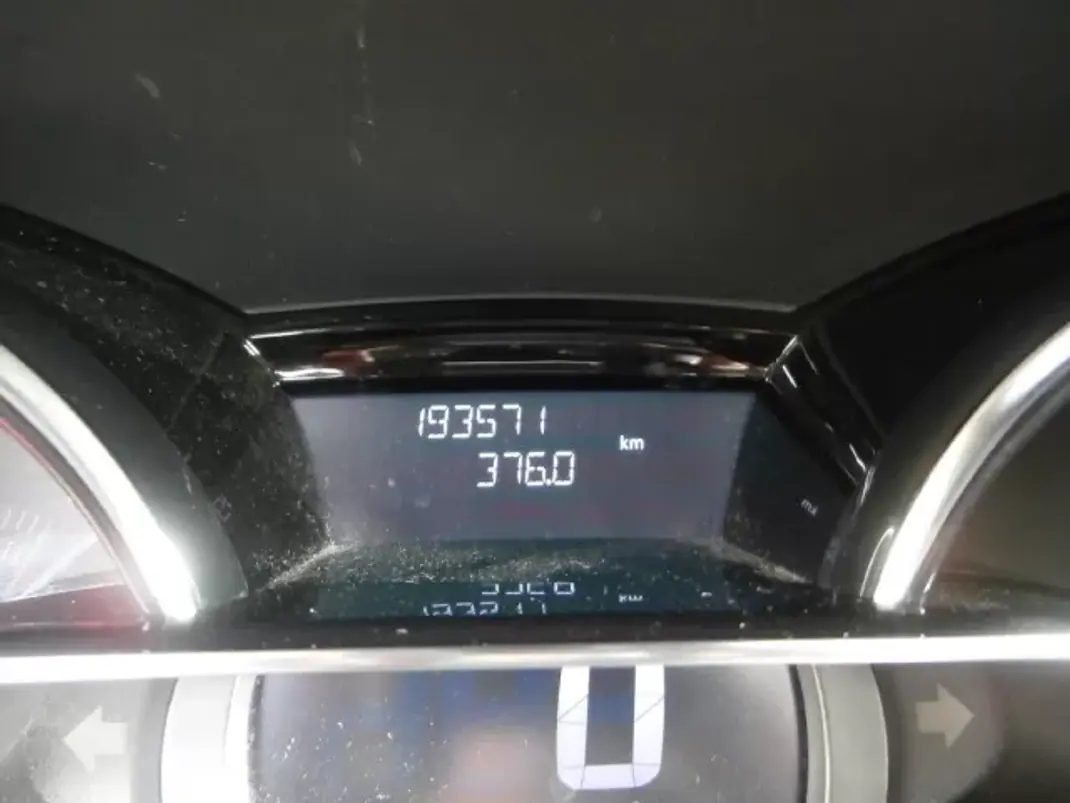 Renault Clio Sport Tourer 2019 - 10600 EUR, 193571 km - AUTO.MOTO.pt - 193571km - foto 17 de 29