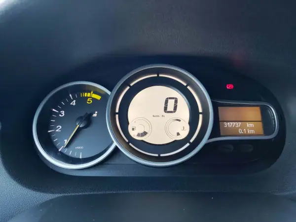 Renault Mégane 1.5 DCI III Hatchback 2013 - 3999 EUR, 317737 km - AUTO.MOTO.pt - 317737km - foto 36 de 50