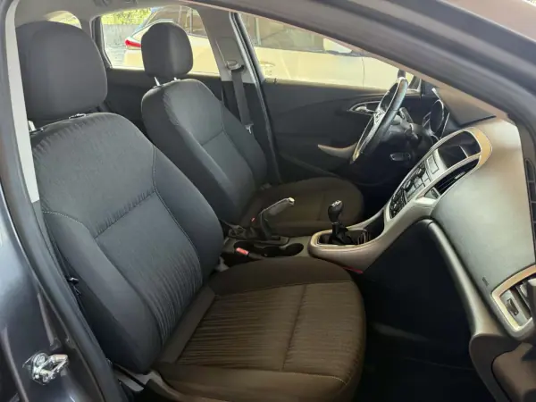 Opel Astra 2011 - 6450 EUR, 250730 km - AUTO.MOTO.pt - 250730km - foto 23 de 26