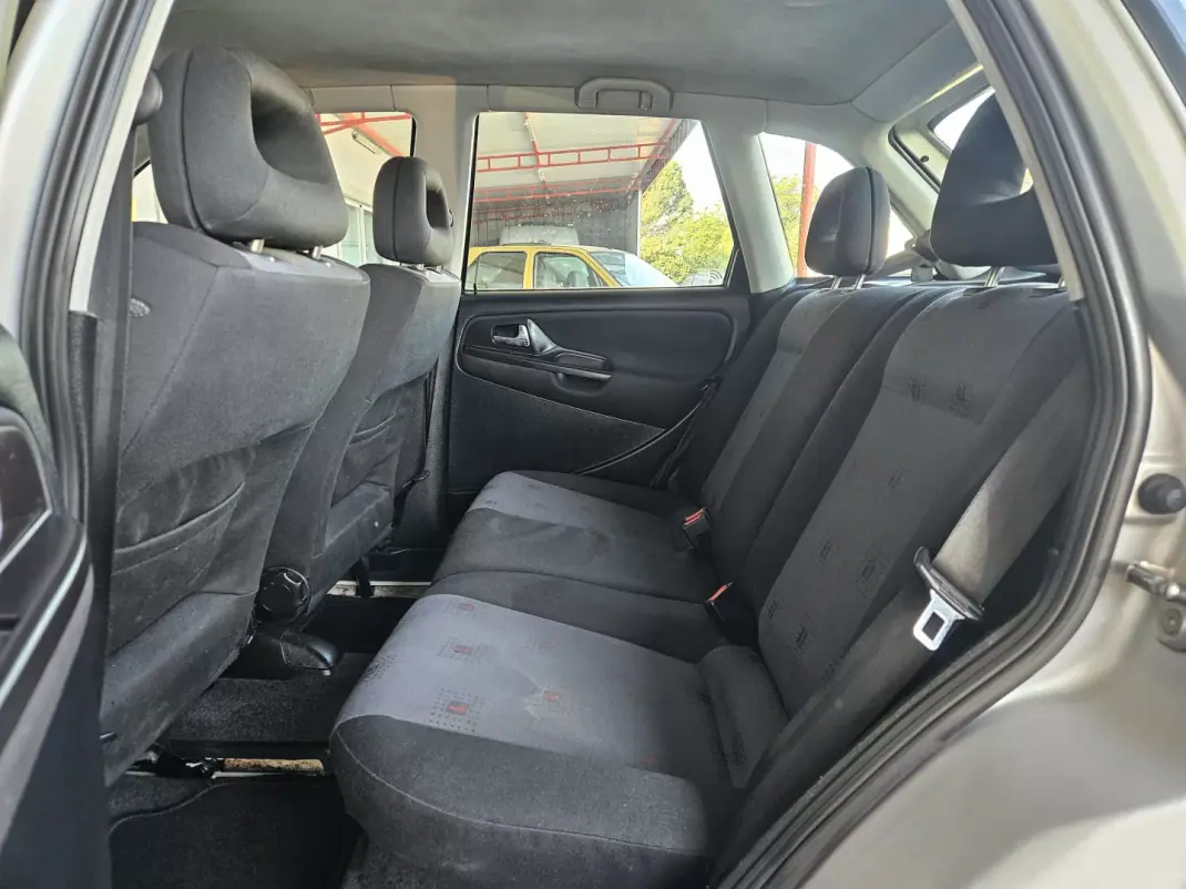 SEAT Ibiza 2001 - 2650 EUR, 277000 km - AUTO.MOTO.pt - 277000km - foto 5 de 10