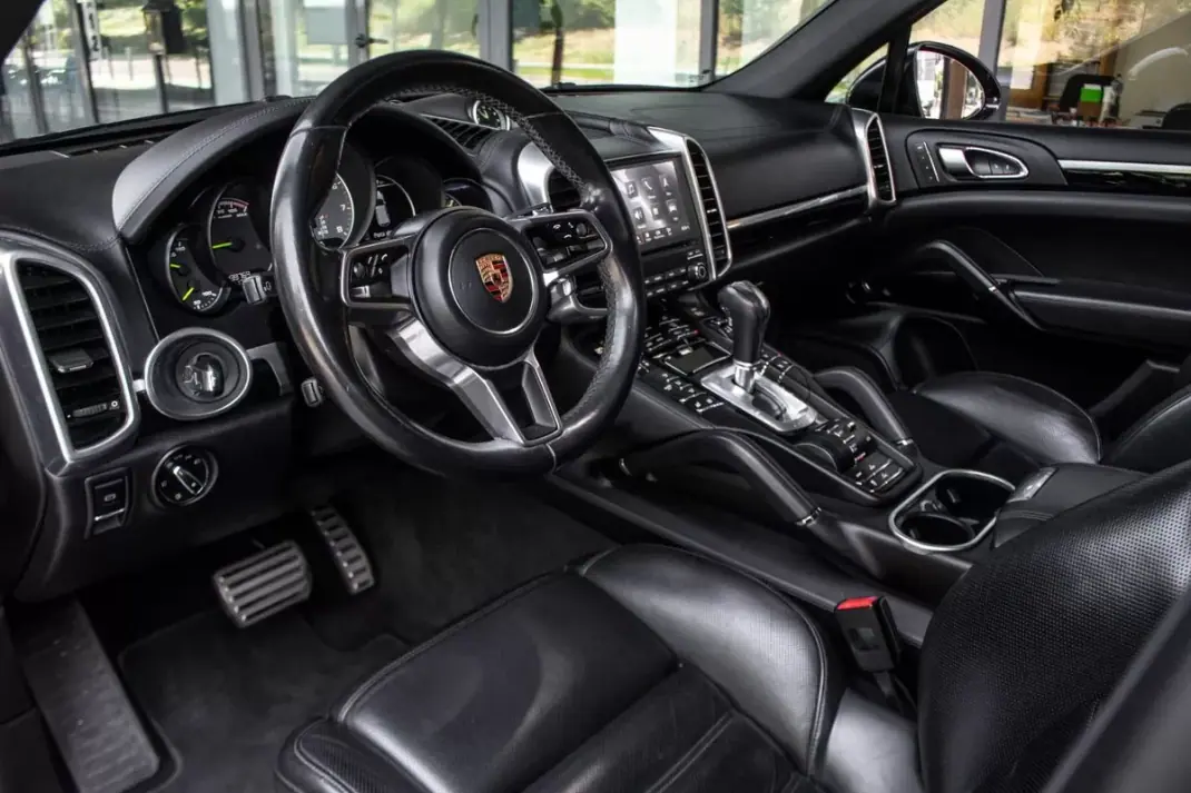 Porsche Cayenne 2016 - 42900 EUR, 139769 km - AUTO.MOTO.pt - 139769km - foto 30 de 49