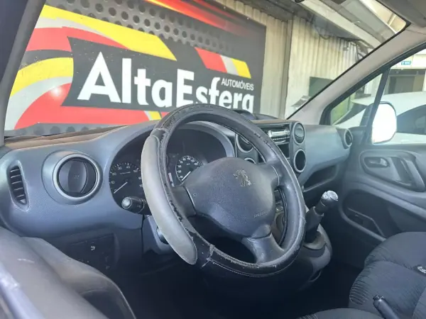 Peugeot Partner 2010 - 8900 EUR, 217259 km - AUTO.MOTO.pt - 217259km - foto 10 de 20