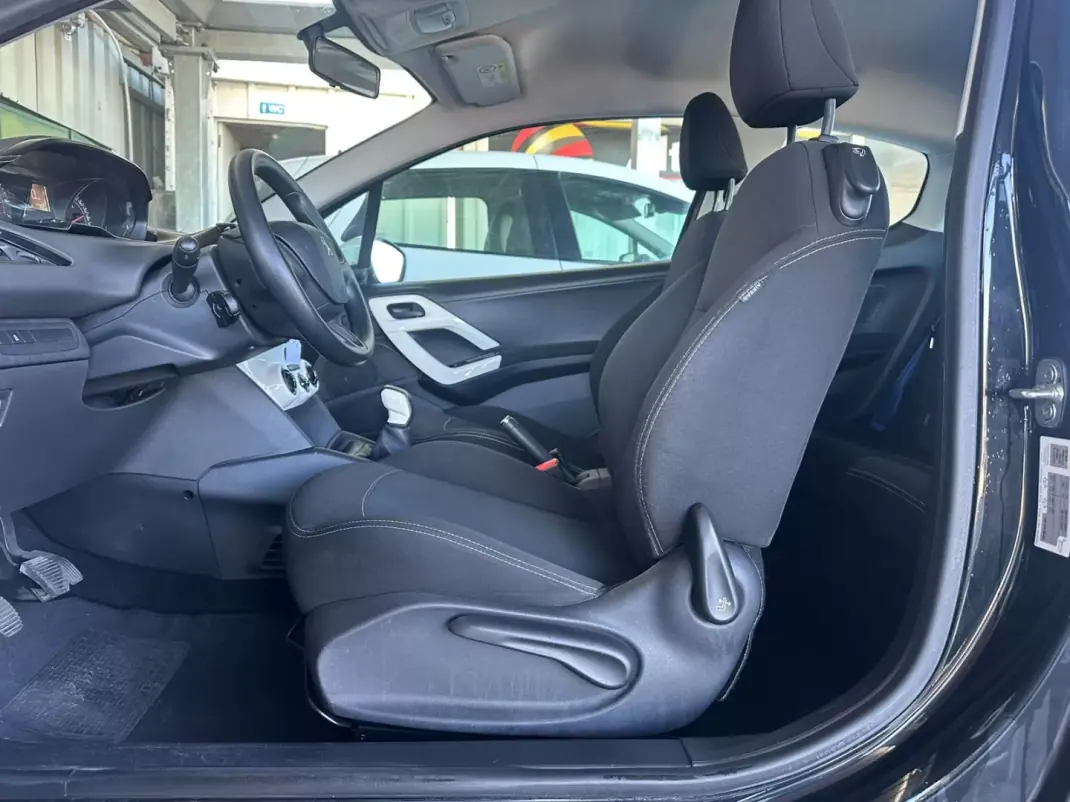 Peugeot 208 2014 - 9900 EUR, 73804 km - 73804km - foto 14 de 29