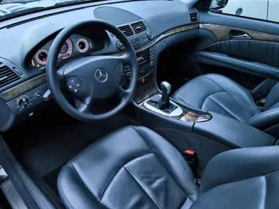 Mercedes-Benz E 220 2005 - 10950 EUR, 175000 km - AUTO.MOTO.pt - 175000km - foto 17 de 43