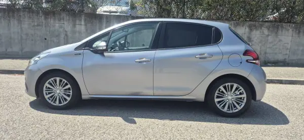 Peugeot 208 2019 - 10750 EUR, 107000 km - AUTO.MOTO.pt - 107000km - foto 4 de 29