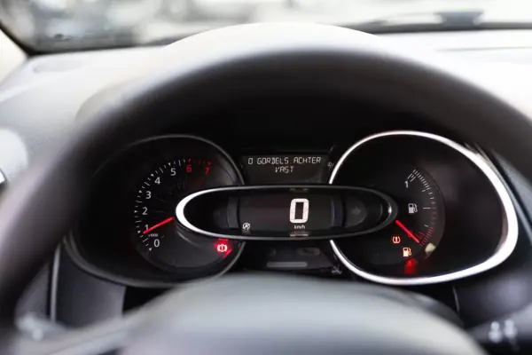 Renault Clio 2017 - 9999 EUR, 98000 km - AUTO.MOTO.pt - 98000km - foto 7 de 13