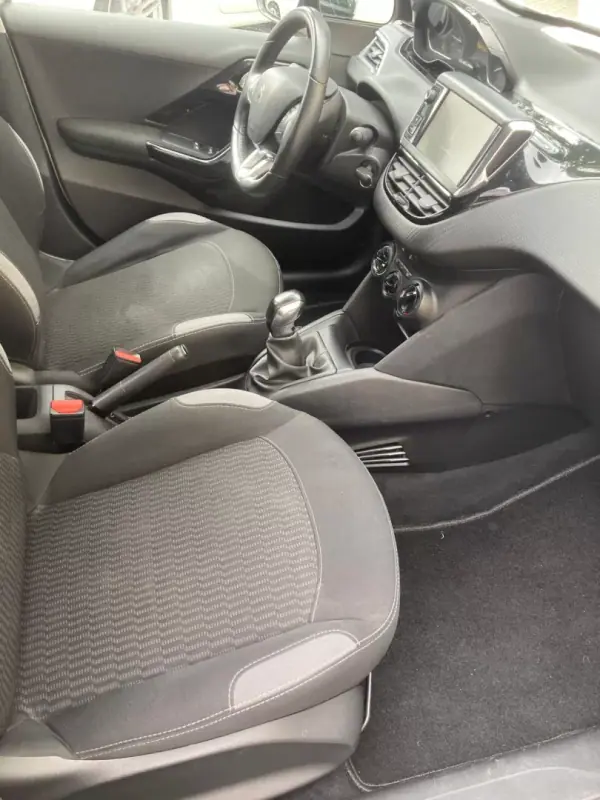 Peugeot 208 2016 - 9990 EUR, 66875 km - AUTO.MOTO.pt - 66875km - foto 18 de 23